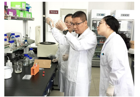 天津科技大學(xué)食品科學(xué)與工程學(xué)院黨委書記、院長杜欣軍（中）